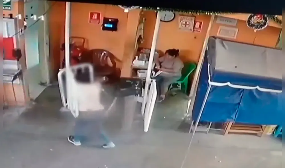 La mujer ingresó al lugar caminando con dificultad. (Foto: Captura video) La mujer ingresó al lugar caminando con dificultad. (Foto: Captura video)