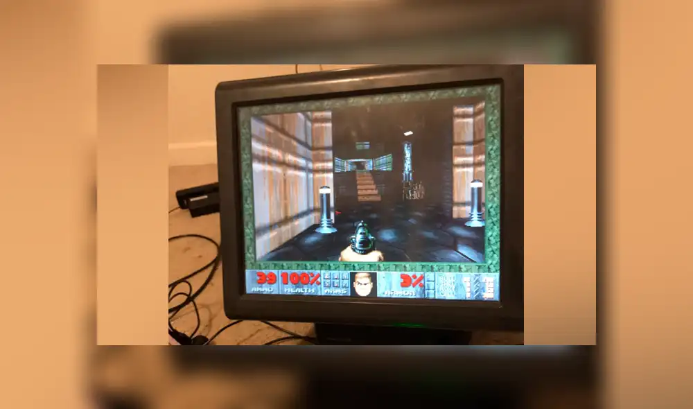 trabajador juega DOOM en caja registradora trabajador juega DOOM en caja registradora