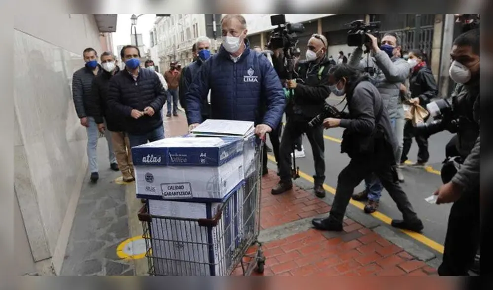 Jorge Muñoz lleva sustentos solicitados por el MEF en carrito de supermercado | Créditos: La República / Antonio Melgarejo