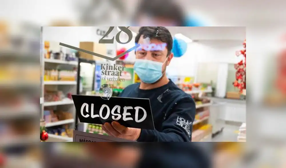 Un comerciante cierra su negocio en Ámsterdam, Países Bajos, el 14 de diciembre de 2020. Foto: EFE Un comerciante cierra su negocio en Ámsterdam, Países Bajos, el 14 de diciembre de 2020. Foto: EFE