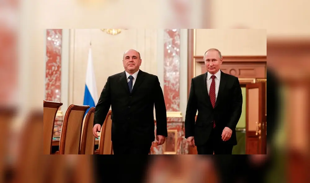 El presidente ruso Vladimir Putin (der.) y el primer ministro Mikhail Mishustin (izq) llegan para reunirse con miembros del nuevo gobierno en Moscú el 21 de enero de 2020. Foto: AFP