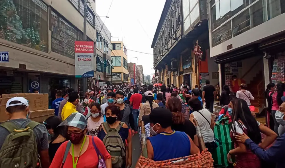 Decenas de ambulantes se encuentran en las calles de Mesa Redonda. Foto: María Pía Ponce/URPI-GLR