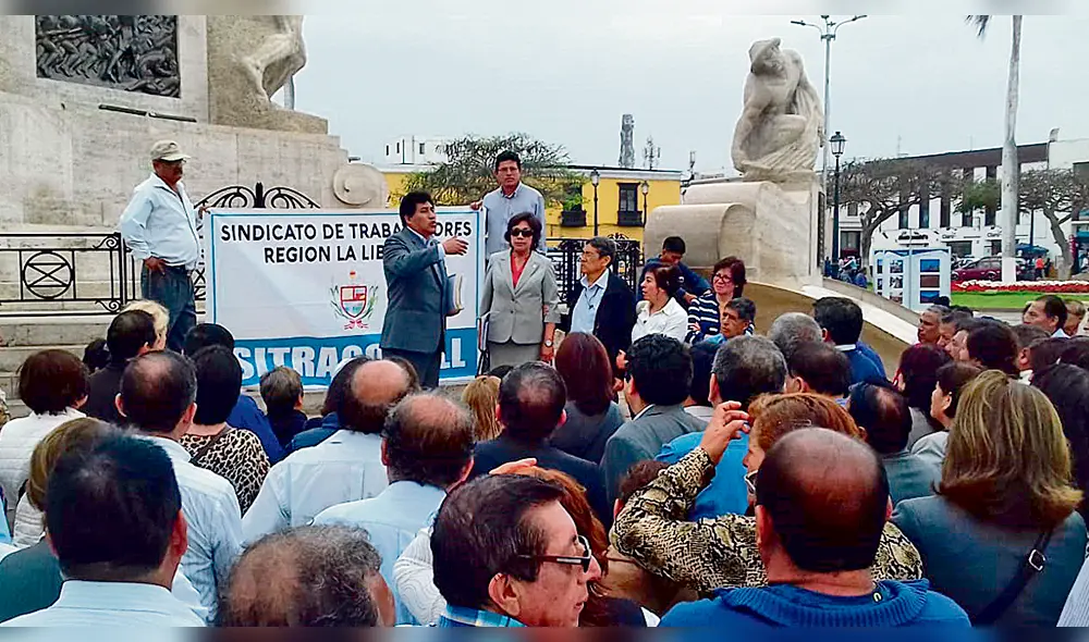 Protesta. Servidores esperan que no haya más mecidas.