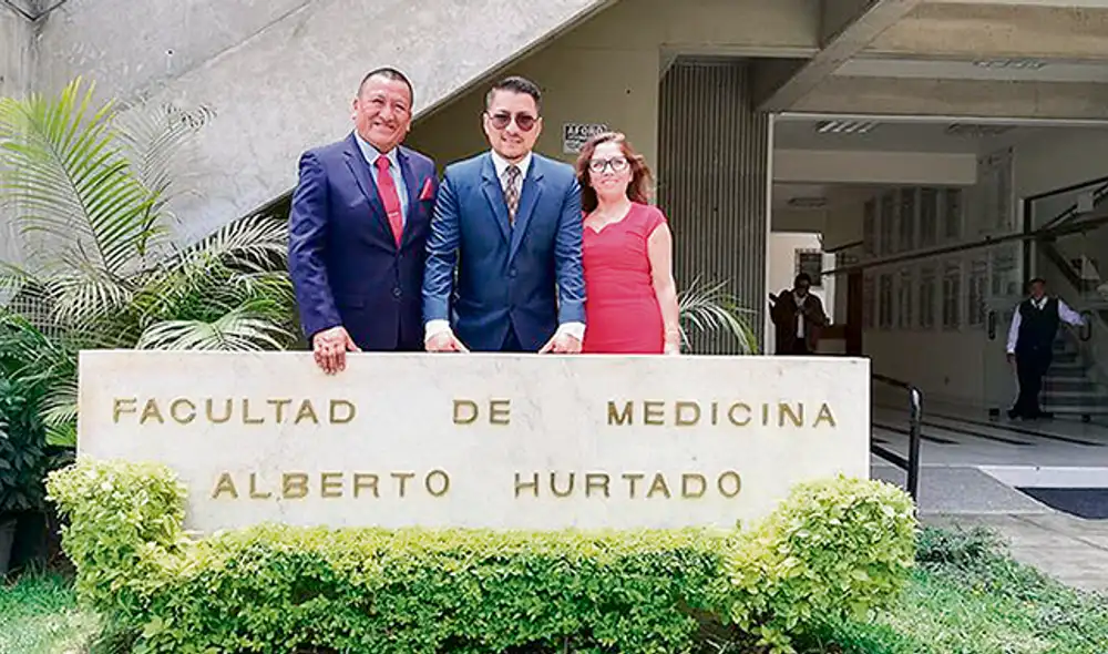 Padre orgulloso. Acá sale con su esposa y su hijo Erick. Padre orgulloso. Acá sale con su esposa y su hijo Erick.