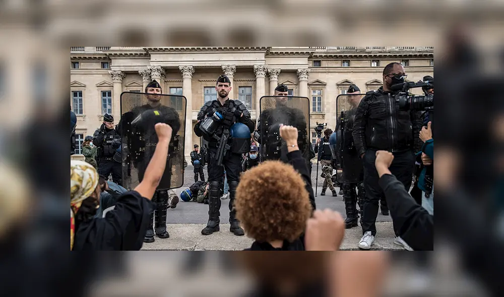Manifestantes participan de una protesta en Paris en apoyo de George Floyd. | Foto: Mohammed Badra / EFE