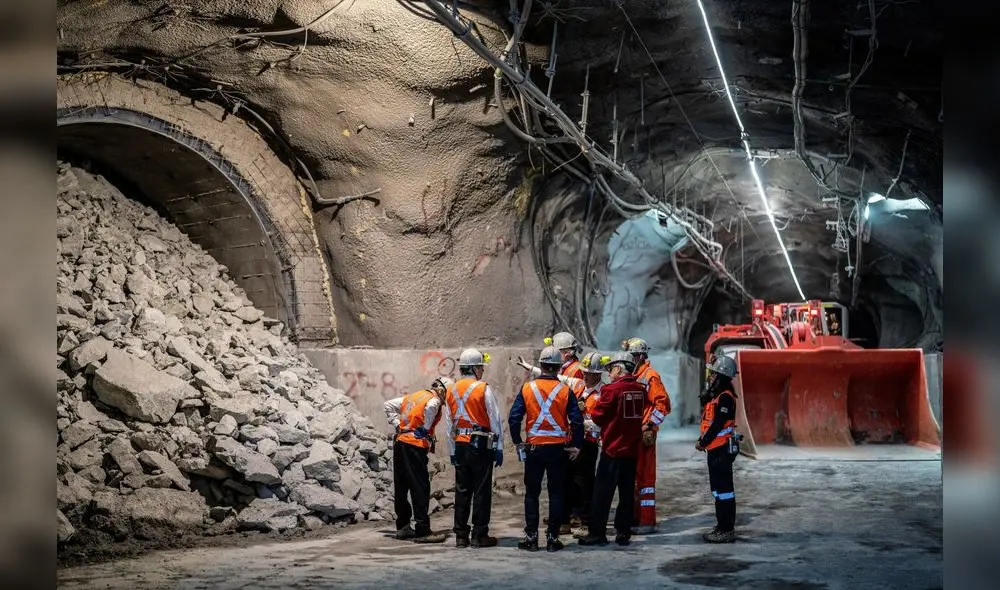 Handout picture released by the Chilean presidency showing Chile's President Sebastian Pinera (C) visiting the underground operations of the Chuquicamata mine in Calama, on August 14, 2019. - Chilean mining company Codelco, the largest copper producer in the world, inaugurated this Wednesday the underground operations of the emblematic Chuquicamata mine, located in the Atacama desert (northern Chile). This was for decades the largest open pit copper deposit in the world, but in order to extend its useful life, Codelco decided to invest 5,000 million dollars in this monumental work. (Photo by marcelo segura / CHILE'S PRESIDENCY / AFP) / RESTRICTED TO EDITORIAL USE - MANDATORY CREDIT "AFP PHOTO / CHILE'S PRESIDENCY / MARCELO SEGURA " - NO MARKETING NO ADVERTISING CAMPAIGNS - DISTRIBUTED AS A SERVICE TO CLIENTS Handout picture released by the Chilean presidency showing Chile's President Sebastian Pinera (C) visiting the underground operations of the Chuquicamata mine in Calama, on August 14, 2019. - Chilean mining company Codelco, the largest copper producer in the world, inaugurated this Wednesday the underground operations of the emblematic Chuquicamata mine, located in the Atacama desert (northern Chile). This was for decades the largest open pit copper deposit in the world, but in order to extend its useful life, Codelco decided to invest 5,000 million dollars in this monumental work. (Photo by marcelo segura / CHILE'S PRESIDENCY / AFP) / RESTRICTED TO EDITORIAL USE - MANDATORY CREDIT "AFP PHOTO / CHILE'S PRESIDENCY / MARCELO SEGURA " - NO MARKETING NO ADVERTISING CAMPAIGNS - DISTRIBUTED AS A SERVICE TO CLIENTS