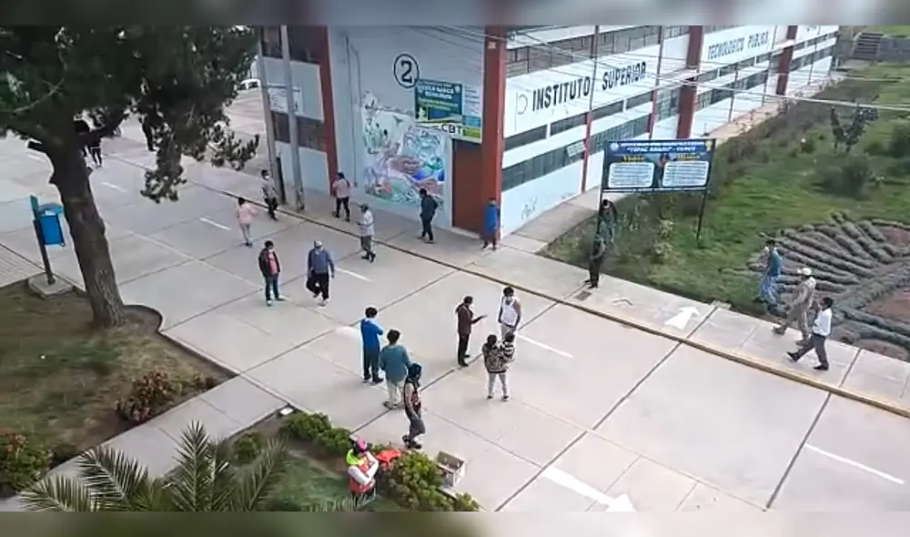 Ciudadanos están dentro de Instituto alojados. Ciudadanos están dentro de Instituto alojados.