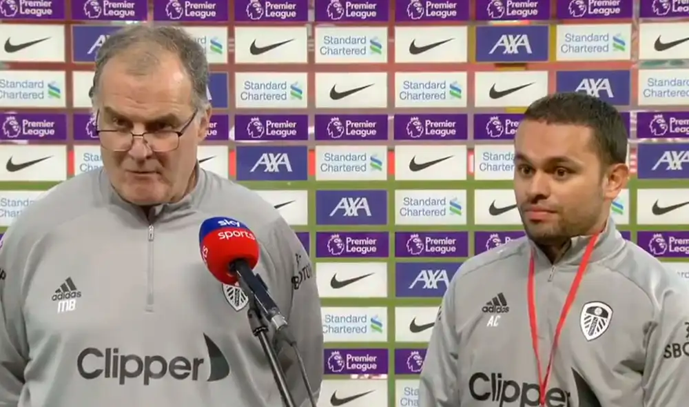 Marcelo Bielsa perdió ante Liverpool en su debut en la Premier League y le llamó la atención a su traductor. Foto: Prensa Leeds United Marcelo Bielsa perdió ante Liverpool en su debut en la Premier League y le llamó la atención a su traductor. Foto: Prensa Leeds United