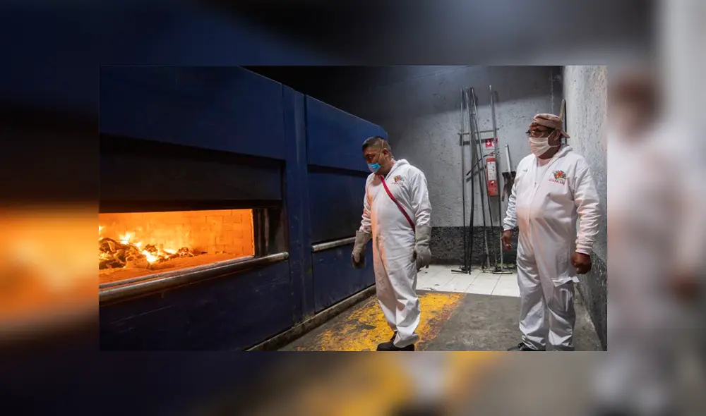 Los trabajadores observan la cremación de una víctima de COVID-19. Foto: AFP/Pedro Pardo