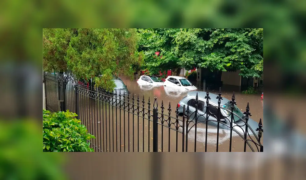Momento exacto en que una niña es arrastrada por la corriente en medio de una tormenta   [VIDEO]