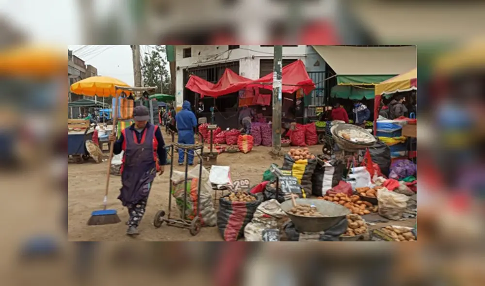 Algunas personas, entre comerciantes y clientes, no respetaron el distanciamiento social ni usaron mascarillas. (Foto: Joel Robles / GLR - URPI) Algunas personas, entre comerciantes y clientes, no respetaron el distanciamiento social ni usaron mascarillas. (Foto: Joel Robles / GLR - URPI)