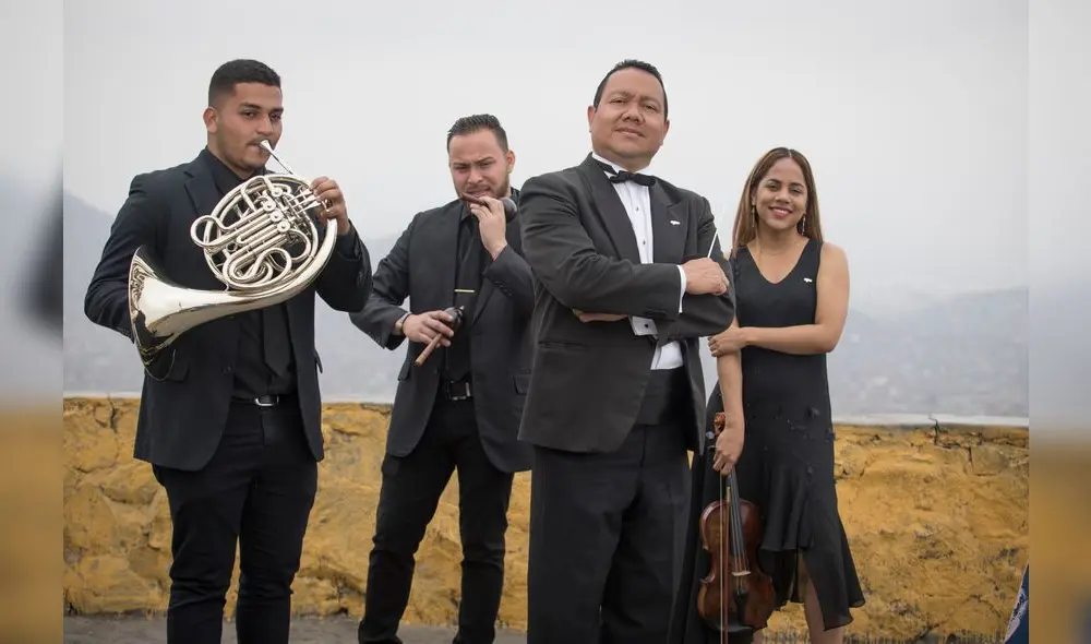 De Izq. a der Fernando Crespo (corno), Geovanny Camacho (maracas), Alexander Gómez (director) y Bárbara Fenández (violín) De Izq. a der Fernando Crespo (corno), Geovanny Camacho (maracas), Alexander Gómez (director) y Bárbara Fenández (violín)