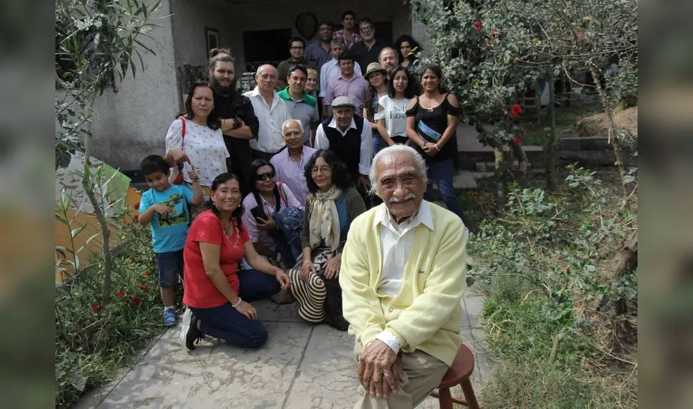 Rodeado de gente peligrosa: poetas, artesanos y cantores. Fotografía: Antonio Melgarejo.