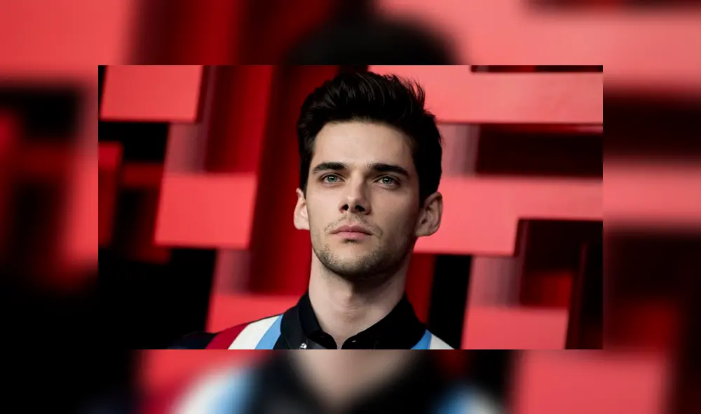 Élite: Miguel Bernardeu alborota las redes sociales robando beso a Álvaro Rico [VIDEO]