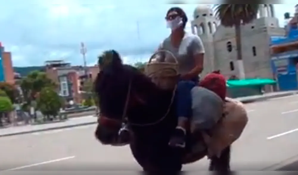 Madre viaja en caballo previo a Semana Santa. Madre viaja en caballo previo a Semana Santa.