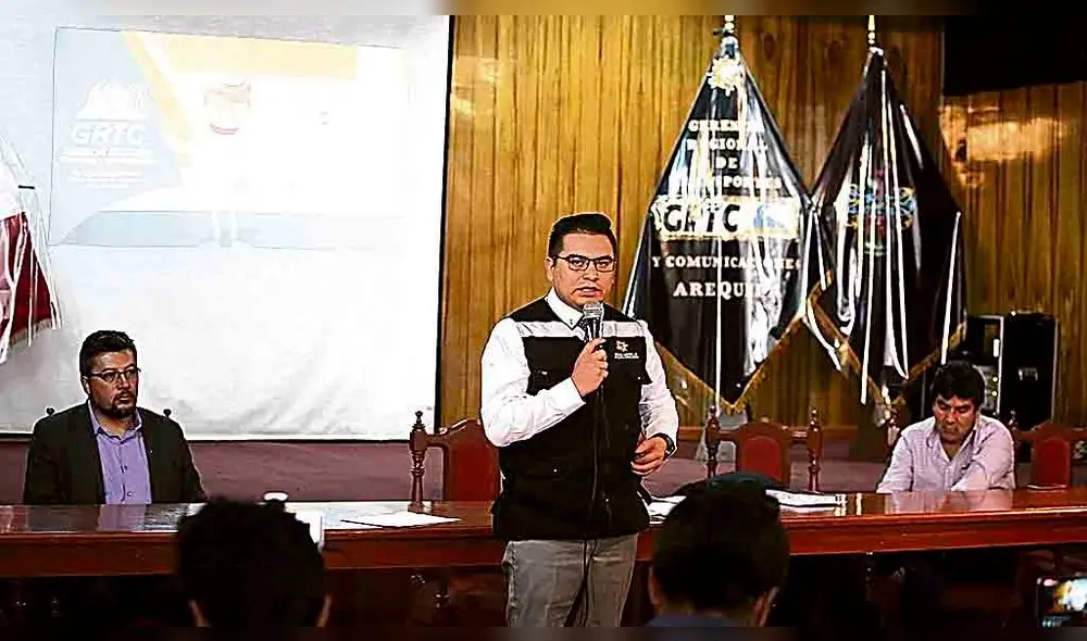 GROVER DELGADO GERENTE DE TRANSPORTESDEL GOBIERNO REGIONAL DE AREQUIPA EN CONFERENCIA DEPRENSA PARA ANUNCIAR EL ALZA DE COSTOS DE TARIFAS DE REVALIDACIONES DE BREVETES GROVER DELGADO GERENTE DE TRANSPORTESDEL GOBIERNO REGIONAL DE AREQUIPA EN CONFERENCIA DEPRENSA PARA ANUNCIAR EL ALZA DE COSTOS DE TARIFAS DE REVALIDACIONES DE BREVETES