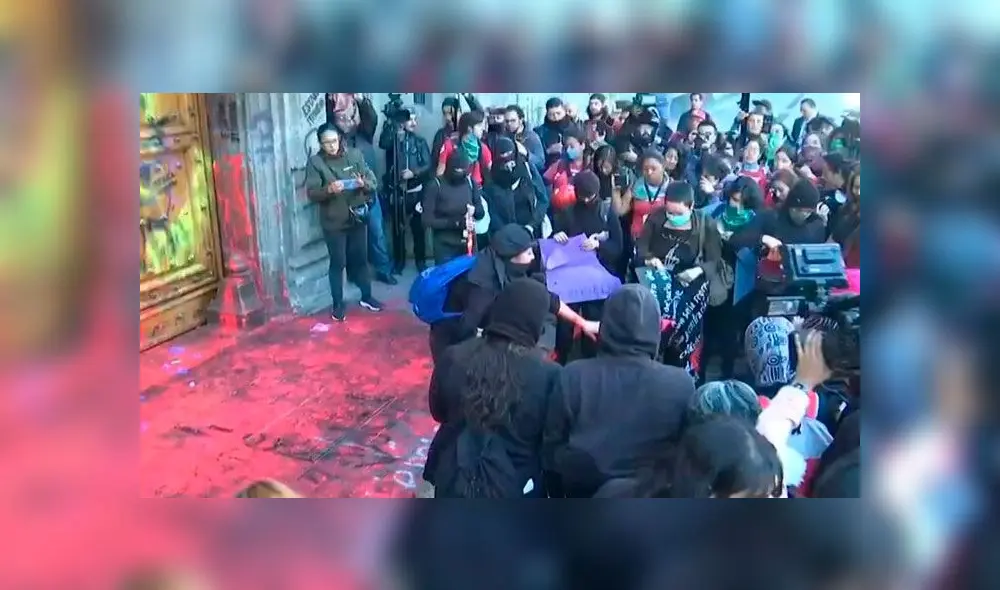 Tras el feminicidio de Ingrid Escamilla, mujeres realizan pintas y prenden fuego frente al Palacio de México [VIDEO]