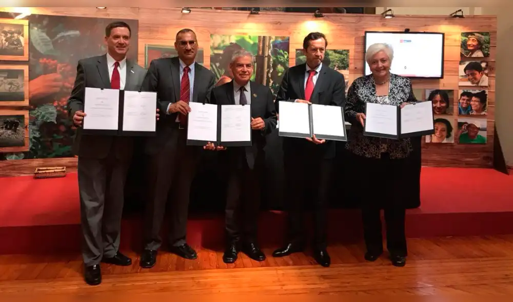 Perú y Estados Unidos firman acuerdo para mejorar zonas en donde su cultivaba hoja de coca