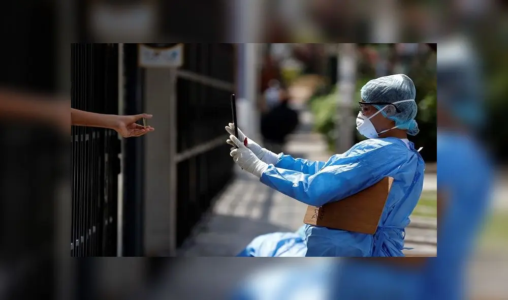 Trabajadores del Ministerio de Salud toman muestras a domicilio para pruebas de coronavirus en Lima. Foto: EFE Trabajadores del Ministerio de Salud toman muestras a domicilio para pruebas de coronavirus en Lima. Foto: EFE