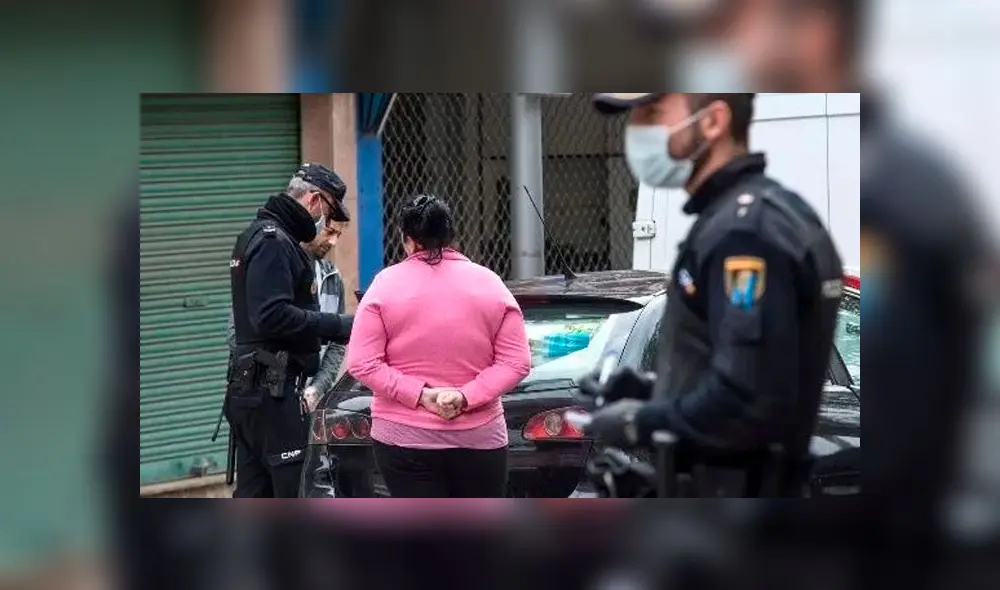 Cuando fue detenida la mujer tenía nueve mascarillas en su posesión. (Foto: EFE)