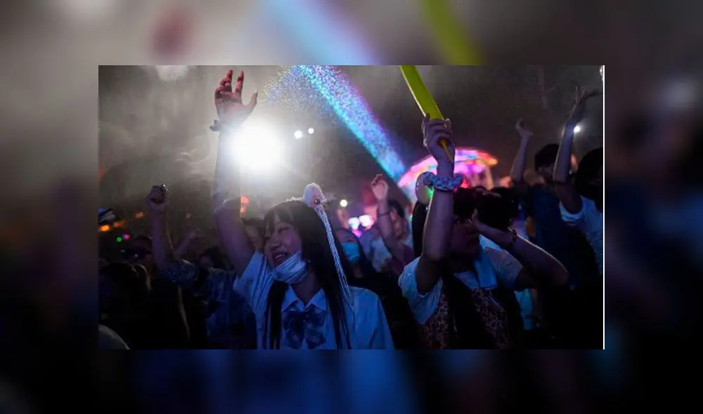 Jóvenes vuelven a la vida nocturna en Wuhan. Foto: AFP