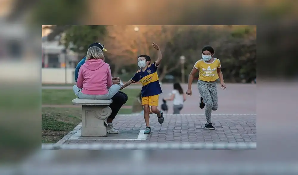Niños que jugaban en un parque de Buenos Aires el sábado 16 de mayo, el primer día en el cual hubo permiso para que menores tuvieran salidas recreativas. Foto: EFE Niños que jugaban en un parque de Buenos Aires el sábado 16 de mayo, el primer día en el cual hubo permiso para que menores tuvieran salidas recreativas. Foto: EFE