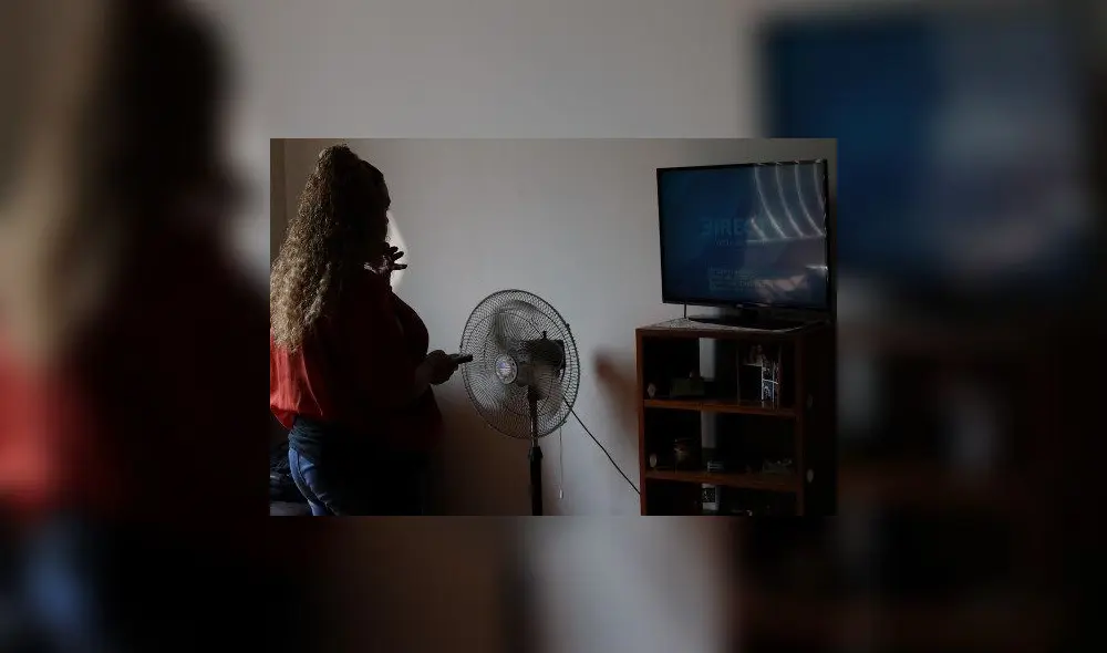 Una venezolana enciende su televisor sin señal de DirecTV. Foto: AFP. Una venezolana enciende su televisor sin señal de DirecTV. Foto: AFP.