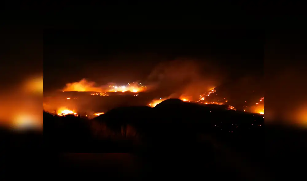 El incendio de Tasarte en Gran Canaria originó que los pobladores abandonen sus casas y evacuen a la playa. Foto: Difusión.