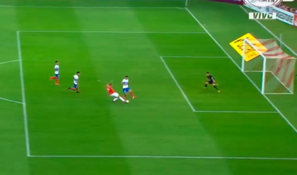 Paolo Guerrero arrastrándose para anotar su doblete en el Internacional vs. U. Católica por la Copa Libertadores 2020. | Foto: Fox Sports Paolo Guerrero arrastrándose para anotar su doblete en el Internacional vs. U. Católica por la Copa Libertadores 2020. | Foto: Fox Sports