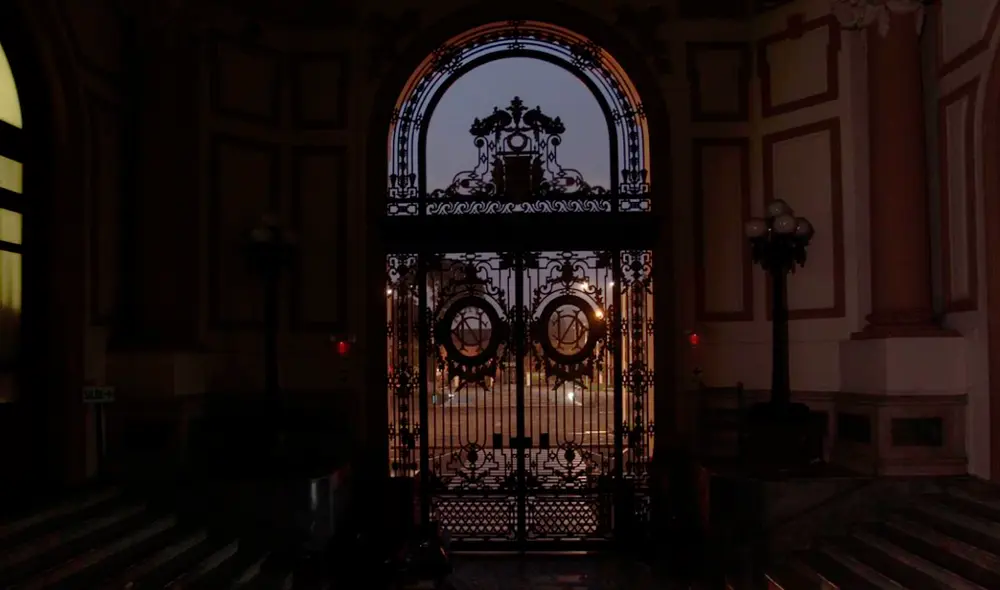 Excongresistas ingresaron al Parlamento en medio de reclamos de ciudadanos [FOTOS]