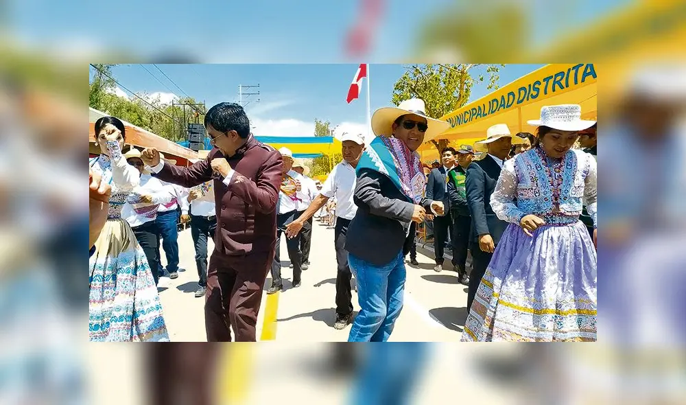 juntos. Ayer, Elmer Cáceres y su amigo Hugo Mendoza bailaron en el aniversario de Yura.