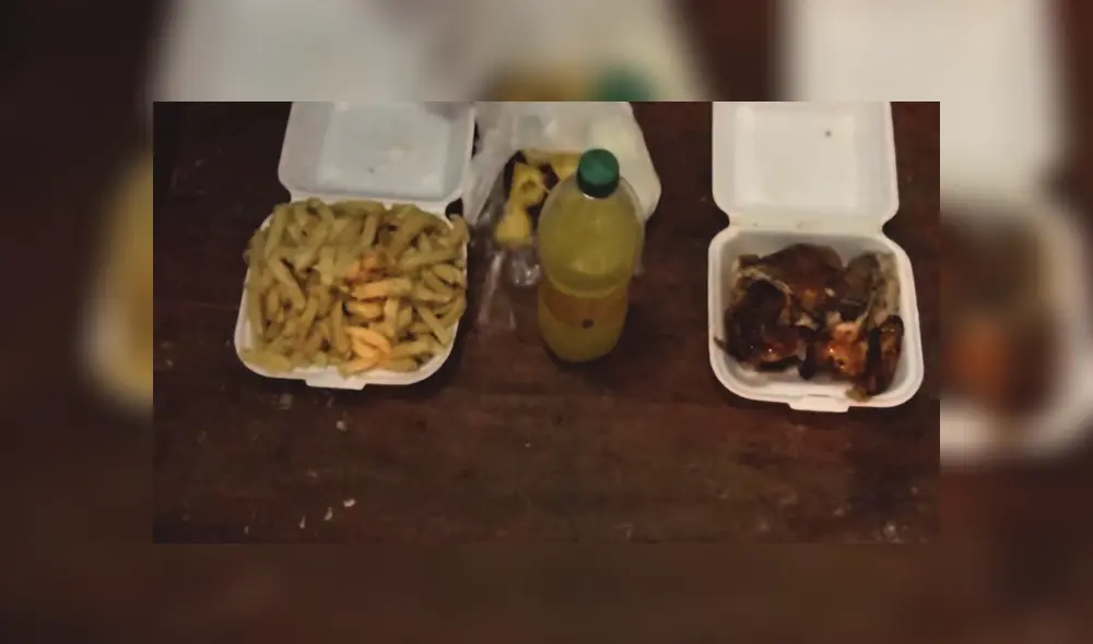 Unos jóvenes adquirieron esta peculiar oferta de Pollo a la brasa y mostraron como luce. Foto: YouTube Unos jóvenes adquirieron esta peculiar oferta de Pollo a la brasa y mostraron como luce. Foto: YouTube