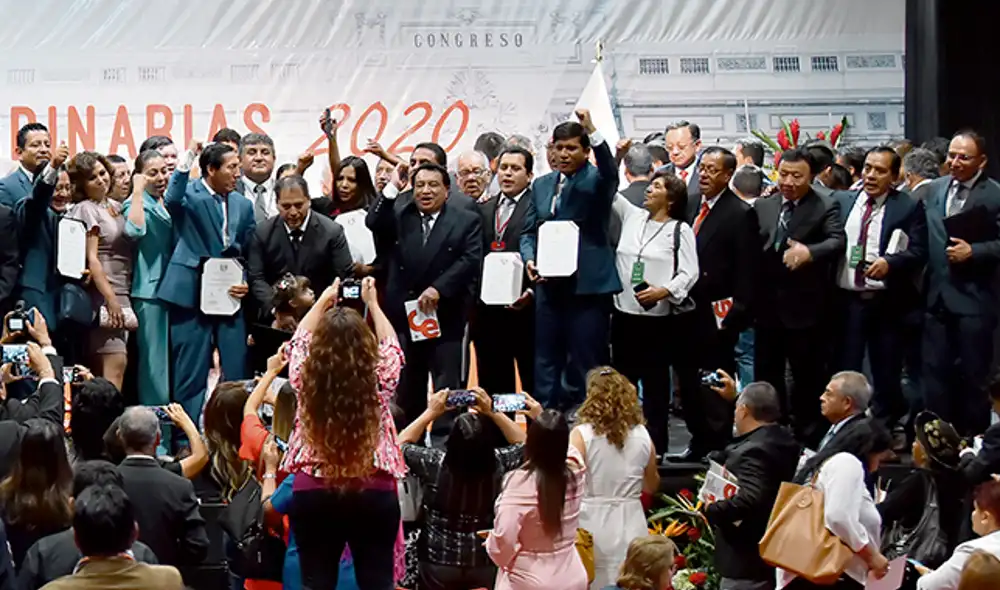 Con luna. Bancada de Podemos Perú volvió a tener a fundador del partido, José Luna Gálvez. Foto: Melissa Merino Con luna. Bancada de Podemos Perú volvió a tener a fundador del partido, José Luna Gálvez. Foto: Melissa Merino