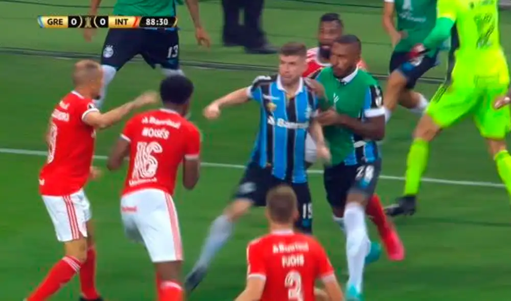 Jugadores del Internacional y Gremio protagonizaron batalla campal en la Copa Libertadores 2020. | Foto: Fox Sports Jugadores del Internacional y Gremio protagonizaron batalla campal en la Copa Libertadores 2020. | Foto: Fox Sports
