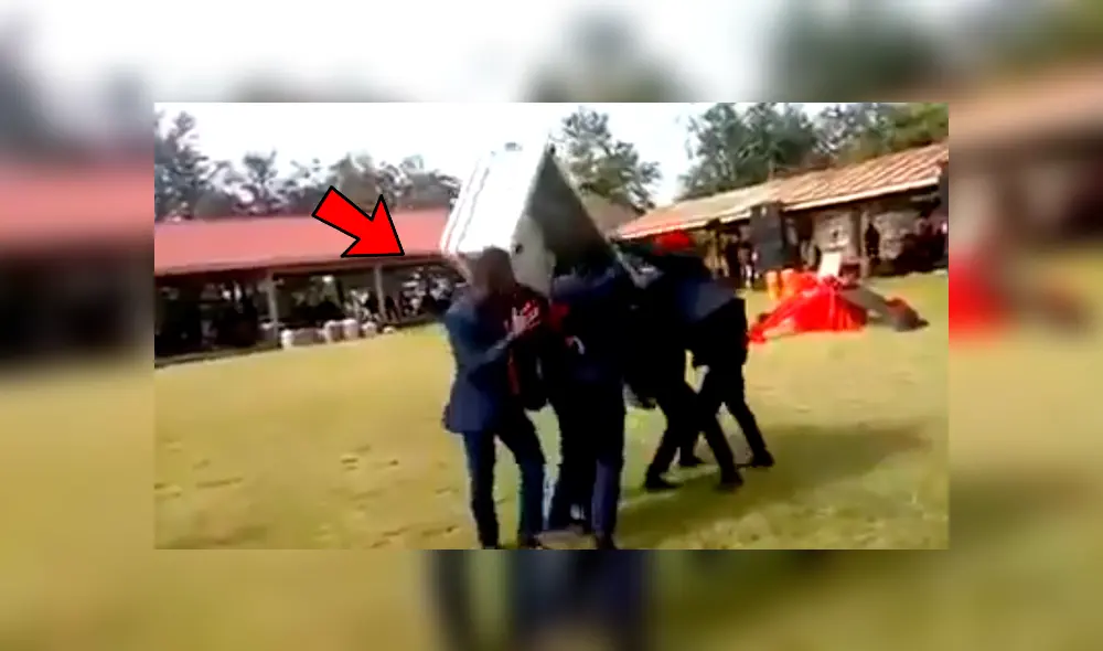 YouTube viral: hombres danzan con ataúd en hombros y un descuido hace que el cadáver caiga [VIDEO]