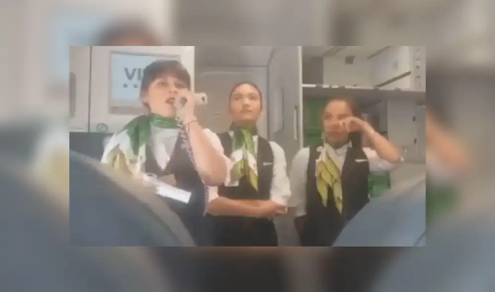 Tripulación sorprende a niño con cáncer que viaja por primera vez en avión [VIDEO]