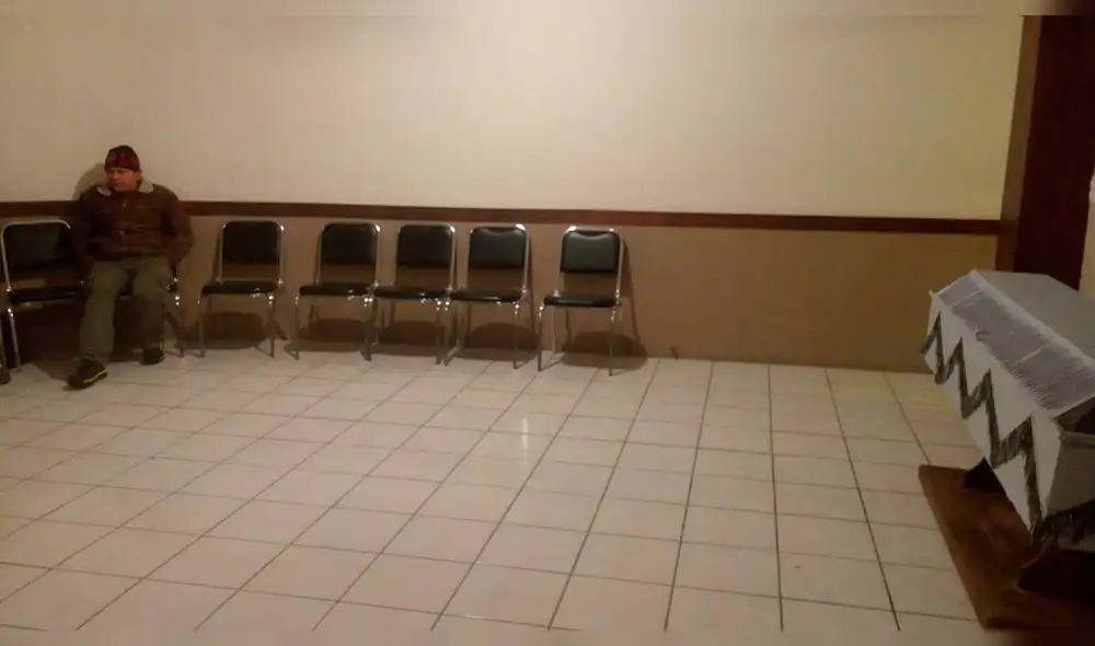 Facebook: Tierno gesto a anciano que velaba solo a su esposa [FOTOS]