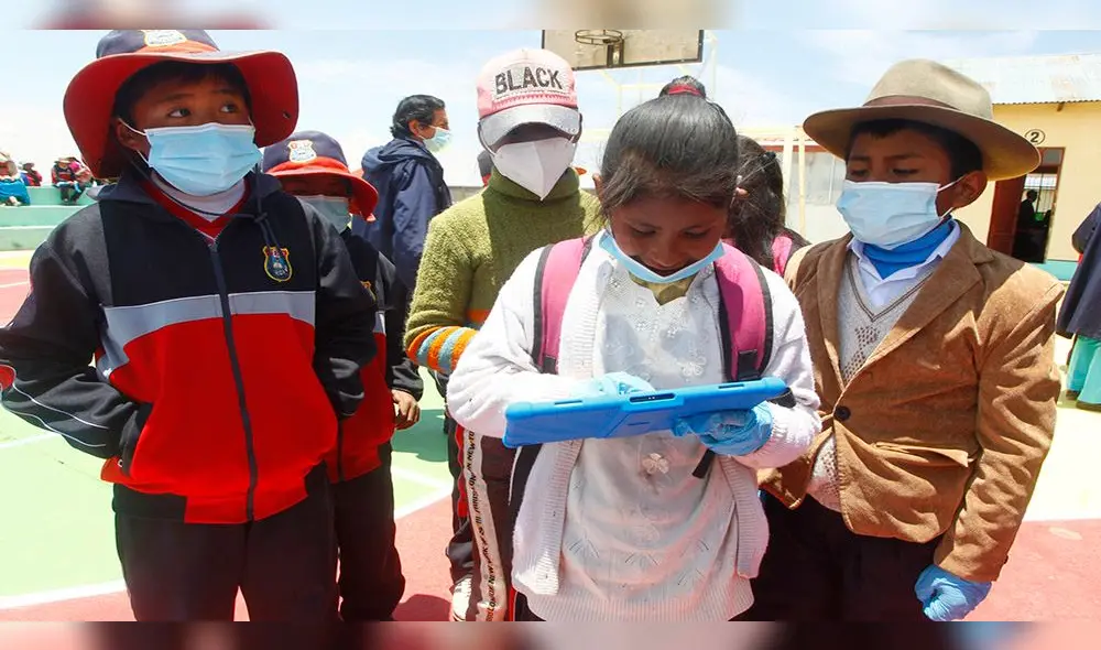 BENEFICIADOS. Menores de cuarto, quinto y sexto de primaria recibirán
las tabletas. Antes utilizaban celulares para hacer sus tareas. BENEFICIADOS. Menores de cuarto, quinto y sexto de primaria recibirán
las tabletas. Antes utilizaban celulares para hacer sus tareas.