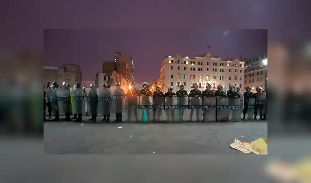 Considerable contingente policial se halla en la Plaza San Martín, donde manifestantes protestan contra condiciones laborales precarias. Foto: GLR Considerable contingente policial se halla en la Plaza San Martín, donde manifestantes protestan contra condiciones laborales precarias. Foto: GLR