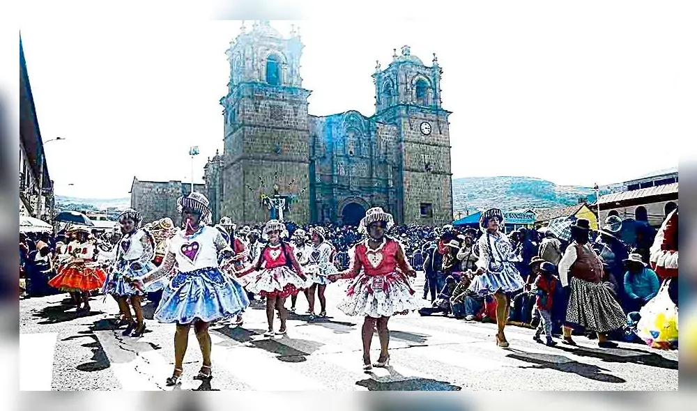 Pasacalle. Cientos danzaron a horas de la fecha central.