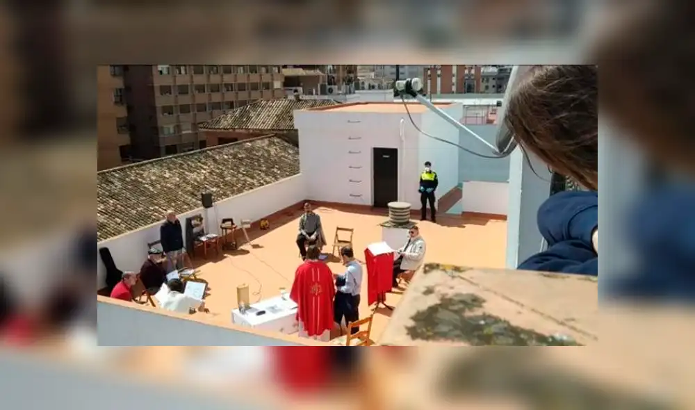 Misa fue interrumpida por las autoridades. Foto: 20 Minutos