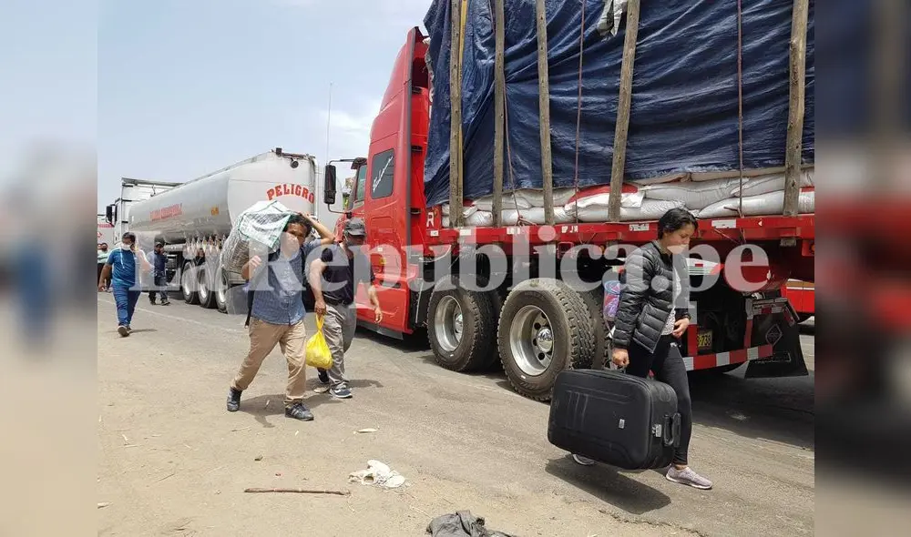 Algunos pasajeros optaron por seguir su camino a pie. Foto: Jaime Mendoza/La República Algunos pasajeros optaron por seguir su camino a pie. Foto: Jaime Mendoza/La República
