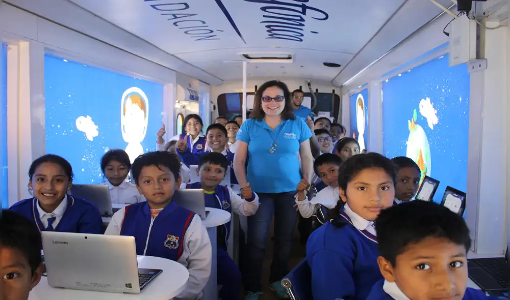 Premian bus itinerante por lograr que 180 mil escolares conozcan la educación digital 