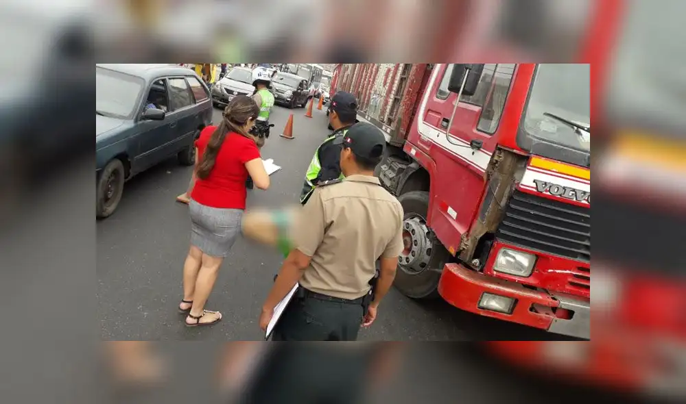 Hombre habría estado ingiriendo licor y quiso cruzar la pista. (Foto: Luis Villanueva / La República)