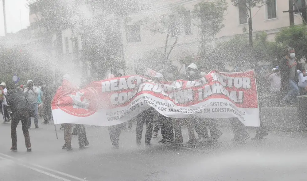 Grupo de sindicatos se enfrentaron a la Policía para poder avanzar hacia el Congreso. Foto: Jorge Cerdán / La República
