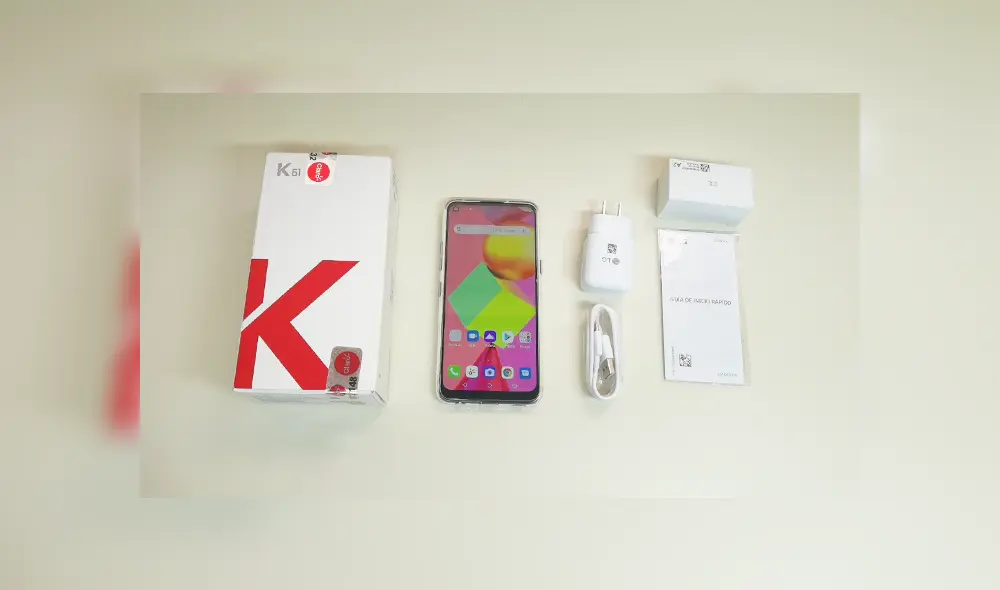 El K61 de LG viene con una funda de silicona, un cargador de 10W, cable para transferencia de datos u manual de uso. Foto: Daniel Robles El K61 de LG viene con una funda de silicona, un cargador de 10W, cable para transferencia de datos u manual de uso. Foto: Daniel Robles