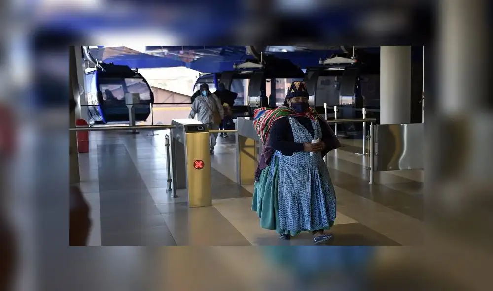 People wearing face masks enters the metro cable station after the government eases the strict quarantine of more than two months due to the new coronavirus, COVID-19, in El Alto, Bolivia on June 1, 2020. (Photo by AIZAR RALDES / AFP)