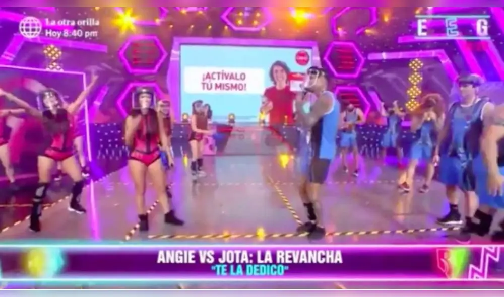 Jota Benz sorprendió a los televidentes al modificar la letra de una canción y revelar que se había besado con Angie Arizaga en los camerinos. | Foto: Captura América TV Jota Benz sorprendió a los televidentes al modificar la letra de una canción y revelar que se había besado con Angie Arizaga en los camerinos. | Foto: Captura América TV