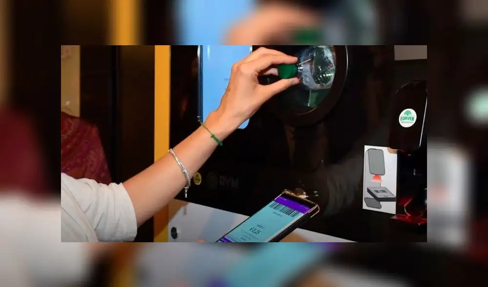 Al colocar la botella de plástico y escanear el código con su móvil, los romanos ganan un crédito. Foto: Difusión Al colocar la botella de plástico y escanear el código con su móvil, los romanos ganan un crédito. Foto: Difusión