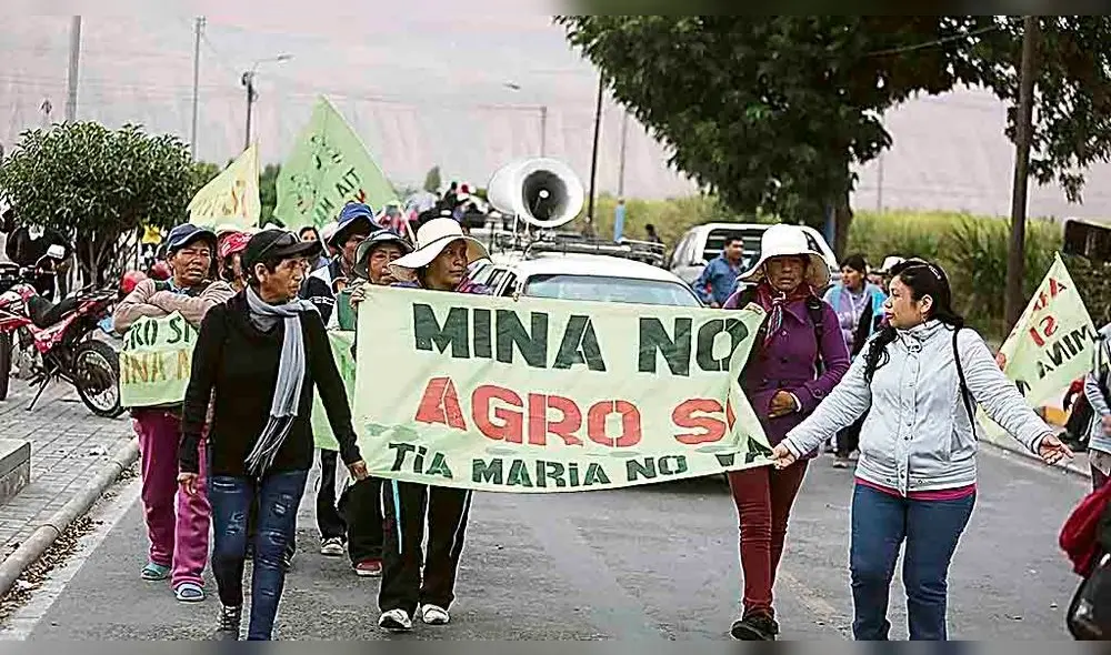Sigue la protesta. Agricultores condicionan inicio de diálogo a que se retire a policías de las vías de ingreso al valle de Tambo. Sigue la protesta. Agricultores condicionan inicio de diálogo a que se retire a policías de las vías de ingreso al valle de Tambo.